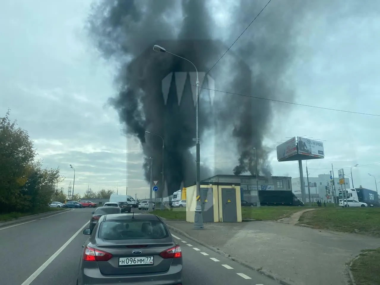 Под Москвой вспыхнул мощный пожар на складах, валит черный дым. Фото и видео