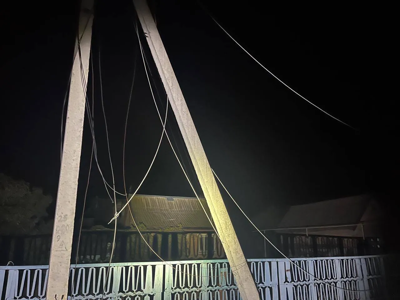 Росіяни вночі обстріляли Нікополь: пошкоджено дитсадок, є поранений. Фото