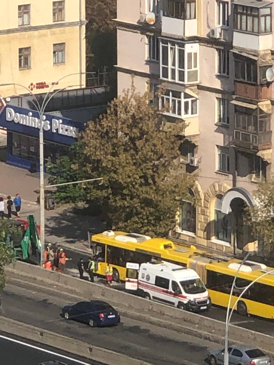 В Киеве произошла авария с участием автобуса и трактора. Фото и видео dqxikeidqxidqeant