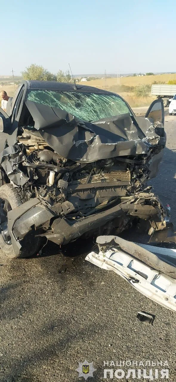 На Миколаївщині у потрійній ДТП загинули 21-річний водій та 19-річна пасажирка: є постраждалі. Фото