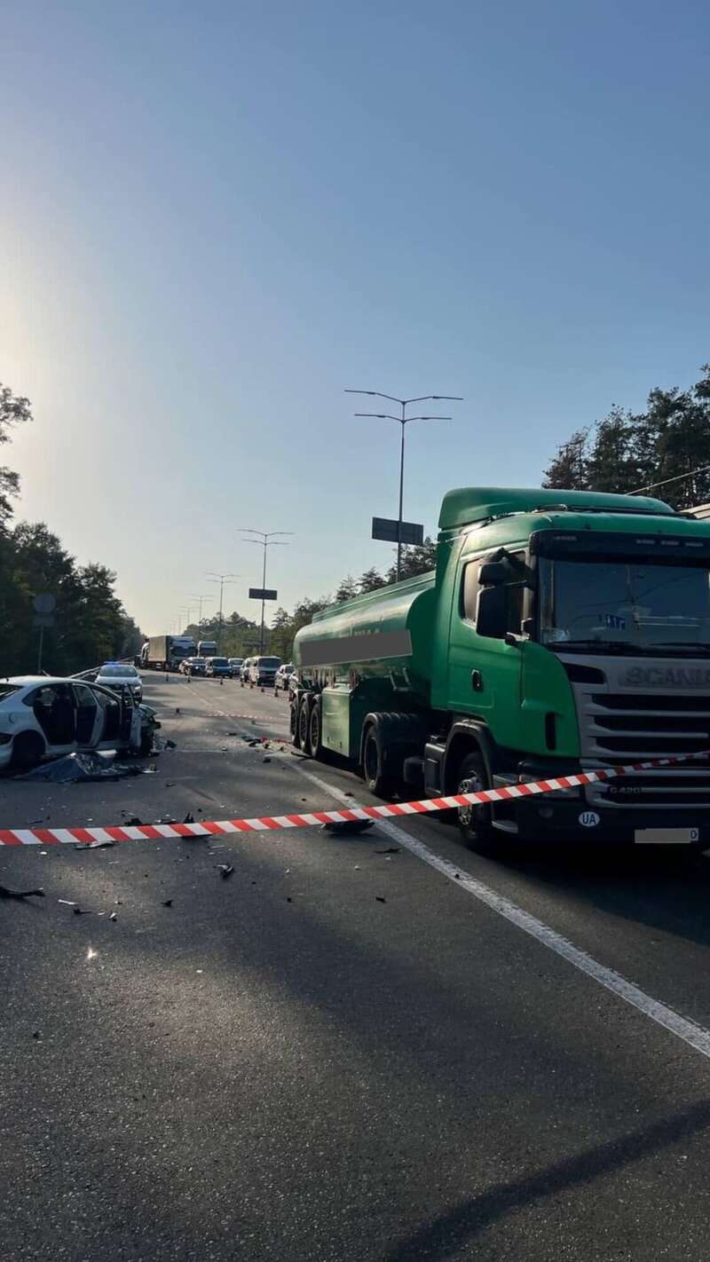 У Києві таксист протаранив легковик та в’їхав у бензовоз: є загибла. Фото dqxikeidqxidqeant