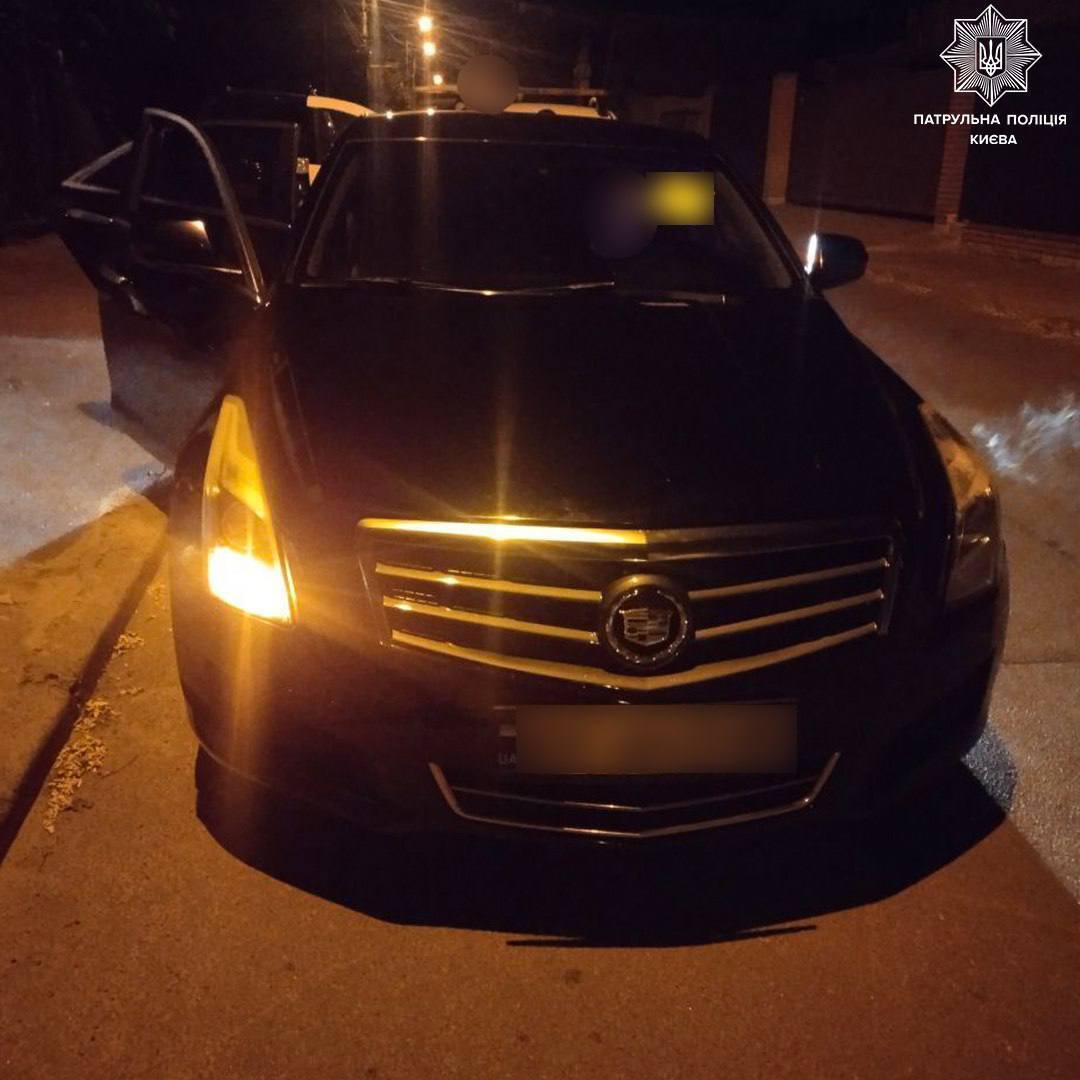 У Києві двоє чоловіків влаштували стрілянину та втекли на авто: водій був під наркотиками. Фото dqxikeidqxidqrant