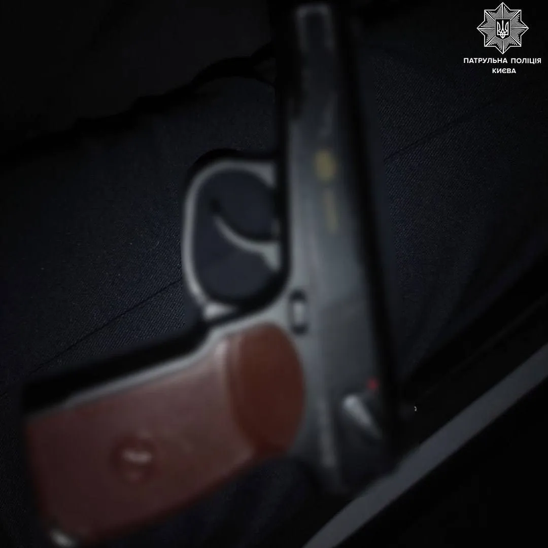 У Києві двоє чоловіків влаштували стрілянину та втекли на авто: водій був під наркотиками. Фото