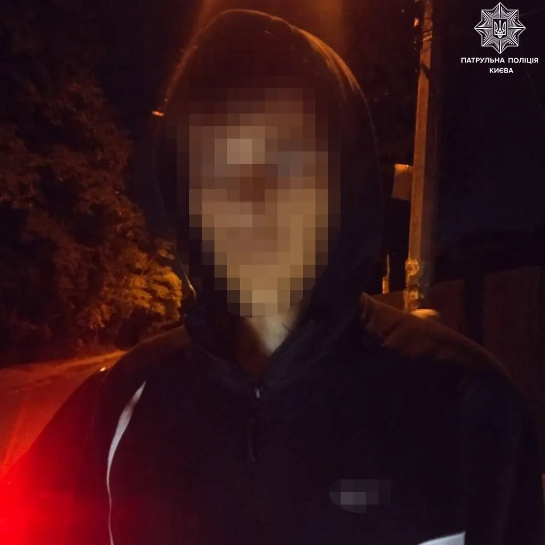 У Києві двоє чоловіків влаштували стрілянину та втекли на авто: водій був під наркотиками. Фото