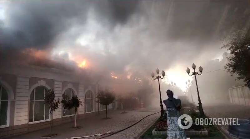 Над будинком піднімалося полум’я та дим