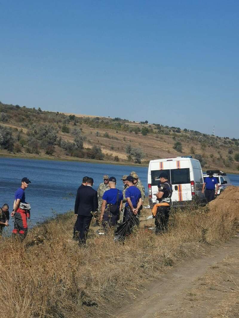 У Молдові уламки ракети знайшли в озері: їх вивченням займаються фахівці. Фото dqxikeidqxidqeant