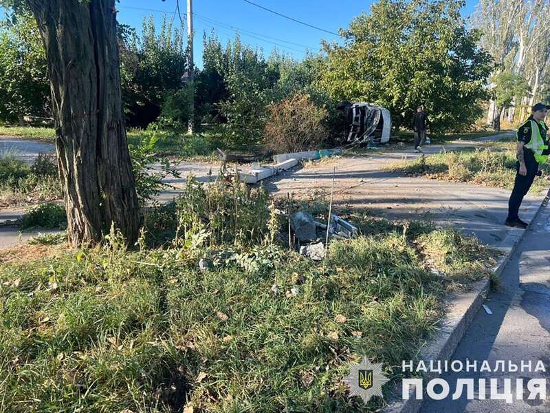В Запорожье маршрутка с пассажирами влетела в столб и опрокинулась: много пострадавших. Фото dqxikeidqxidqrant
