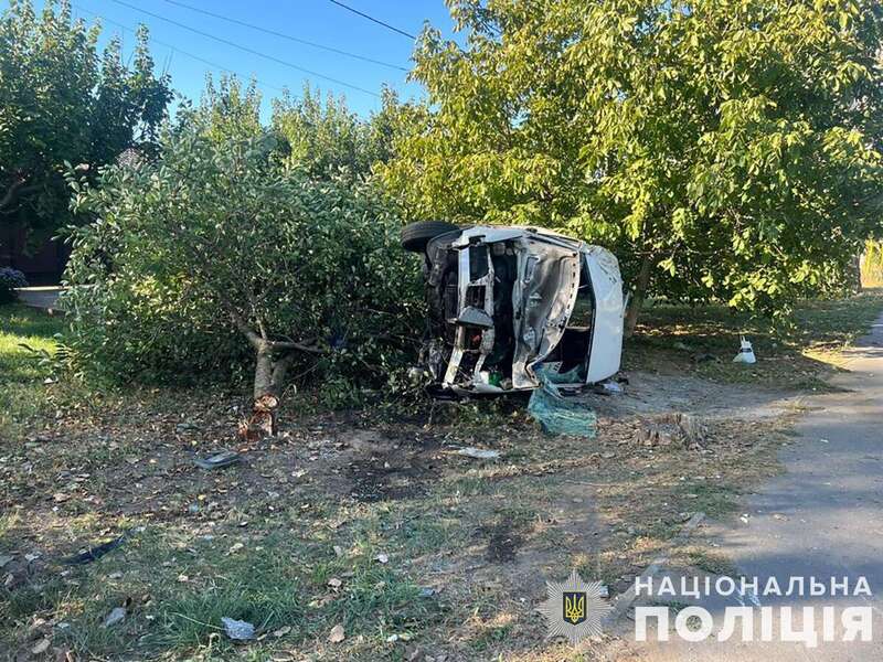 В Запорожье маршрутка с пассажирами влетела в столб и опрокинулась: много пострадавших. Фото
