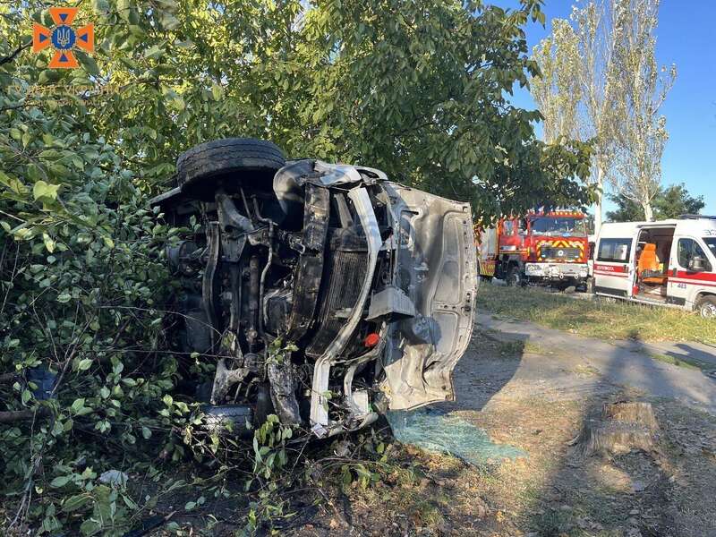 В Запорожье маршрутка с пассажирами влетела в столб и опрокинулась: много пострадавших. Фото