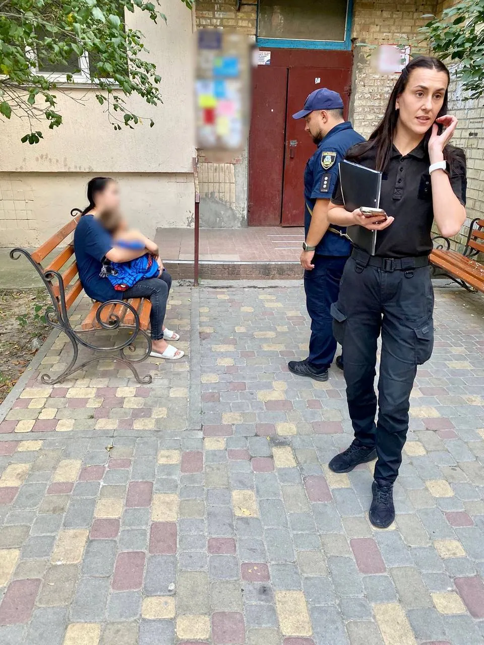 В Киевской области с четвертого этажа дома выпал маленький мальчик. Фото