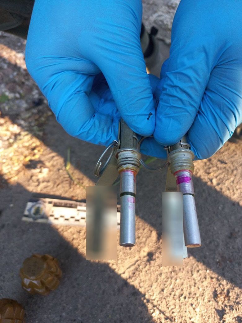 У Києві викрили чоловіка, який, перебуваючи у СІЗО, займався продажем зброї. Фото dqxikeidqxidqeant