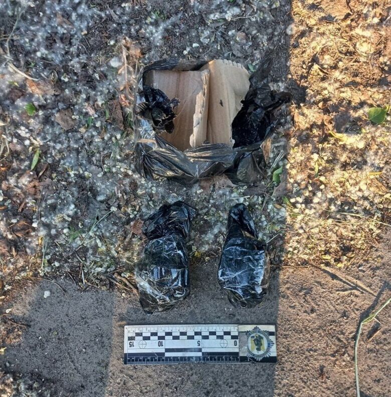 У Києві викрили чоловіка, який, перебуваючи у СІЗО, займався продажем зброї. Фото