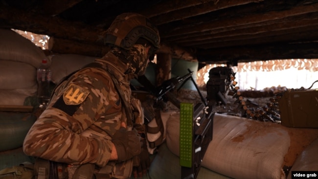 Боєць ЗСУ на позиціях в безпосередній близькості до позицій противника dqxikeidqxidqrant