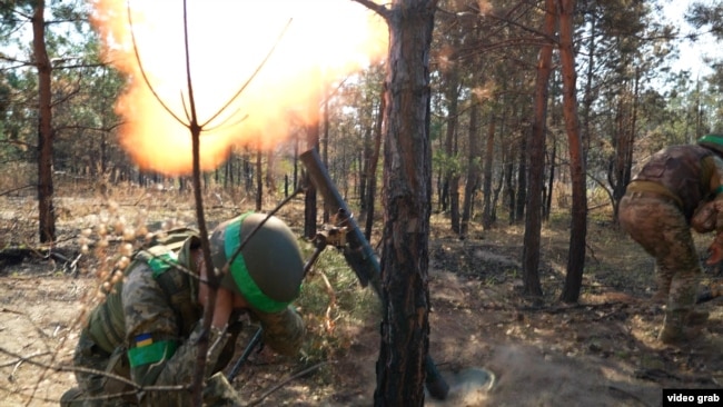 Бійці ЗСУ стріляють по позиціям ворога з міномету