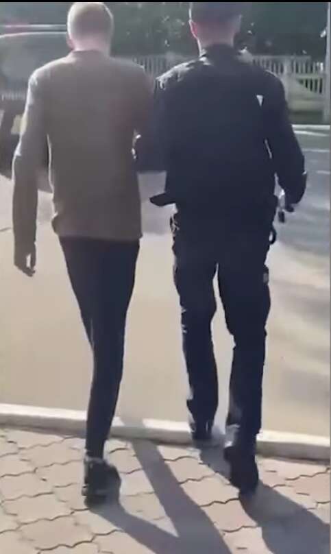 У Броварах чоловік відкрив стрілянину на вулиці: його затримала поліція. Відео