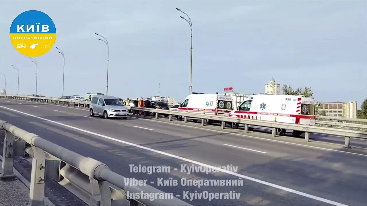 В Киеве на Подоле произошло ДТП с участием четырех авто: образовалась большая пробка. Видео