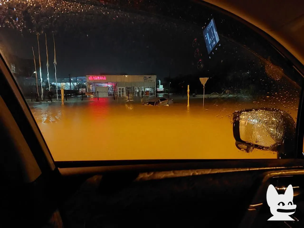 Вулиці перетворилися на річки, тонуть авто: російський Южно-Сахалінськ затопило через потужний  тайфун. Фото і відео