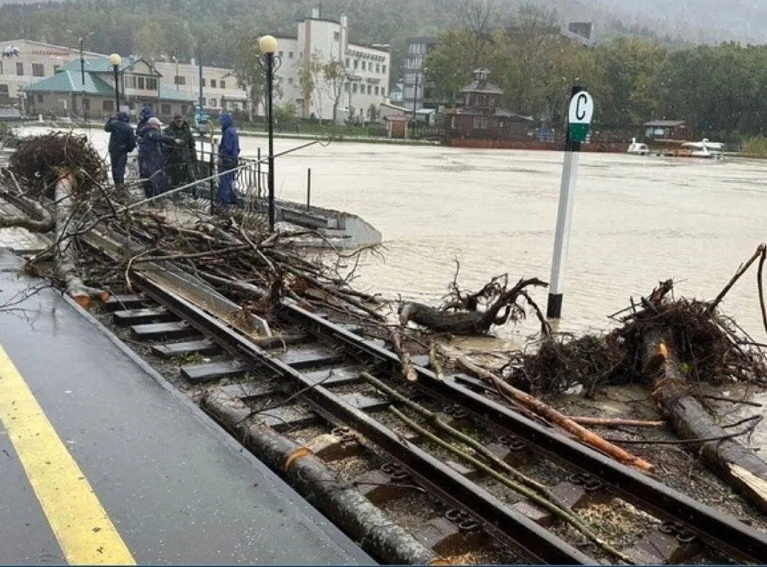 Улицы превратились в реки, тонущие авто: российский Южно-Сахалинск затопило из-за мощного тайфуна. Фото и видео
