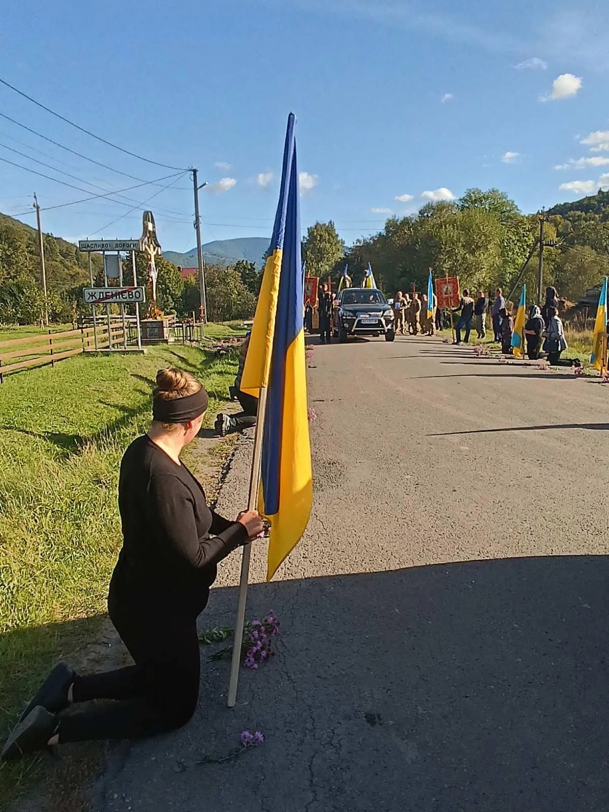 Українці зустріли воїна, який повернувся на щиті