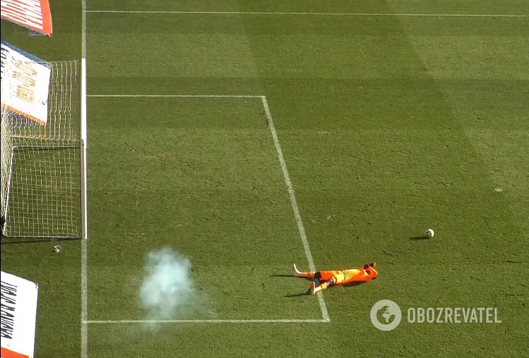У чемпіонаті Франції голкіпер знепритомнів від вибуху на стадіоні під час матчу. Гру було скасовано. Відео