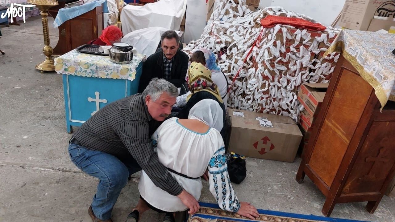 Верующие в церкви Херсона во время обстрела 8 октября / Фото: dqxikeidqxidqrant