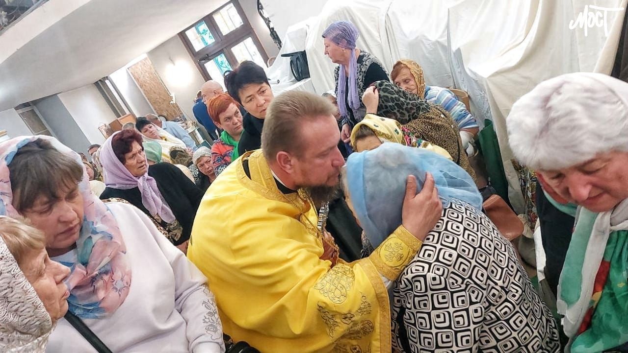 Верующие в церкви Херсона во время обстрела 8 октября / Фото: