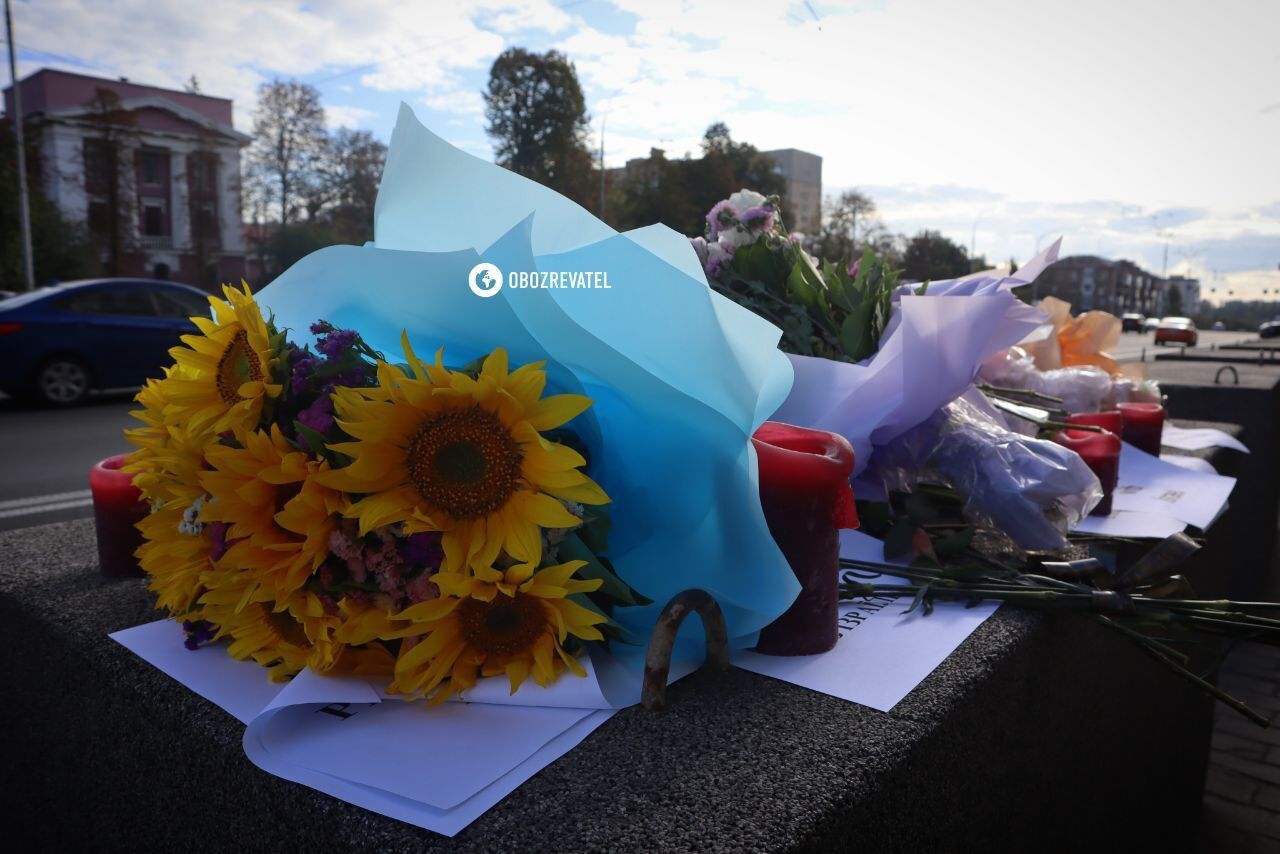 Українці несуть квіти до посольства Ізраїлю в Києві. Фото