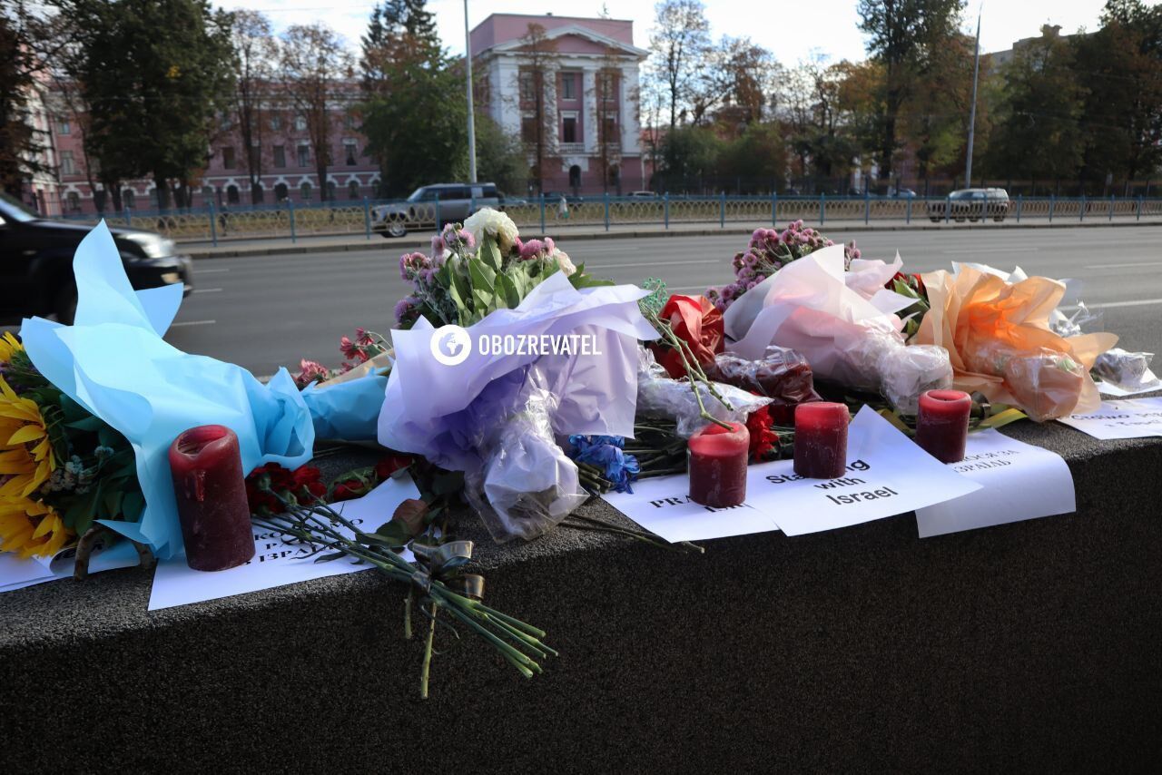 Українці несуть квіти до посольства Ізраїлю в Києві. Фото dqxikeidqxidqrant