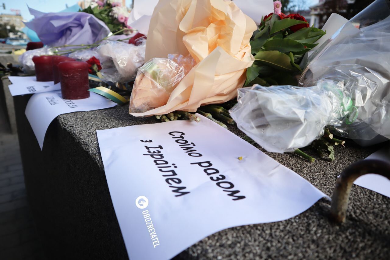 Українці несуть квіти до посольства Ізраїлю в Києві. Фото