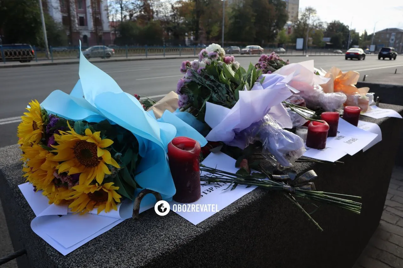 Українці несуть квіти до посольства Ізраїлю в Києві. Фото