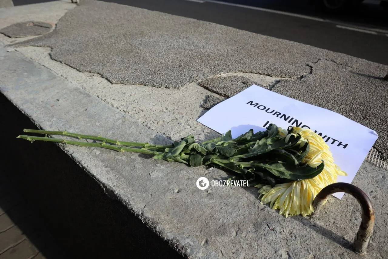 Українці несуть квіти до посольства Ізраїлю в Києві. Фото