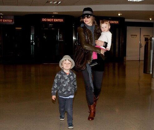 Голлівудська зірка Віра Фарміга на концерті в Нью-Йорку ввімкнула сирену повітряної тривоги: цей сигнал українці чують щодня