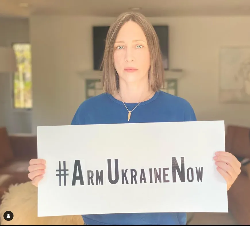 Голлівудська зірка Віра Фарміга на концерті в Нью-Йорку ввімкнула сирену повітряної тривоги: цей сигнал українці чують щодня dqxikeidqxidqeant