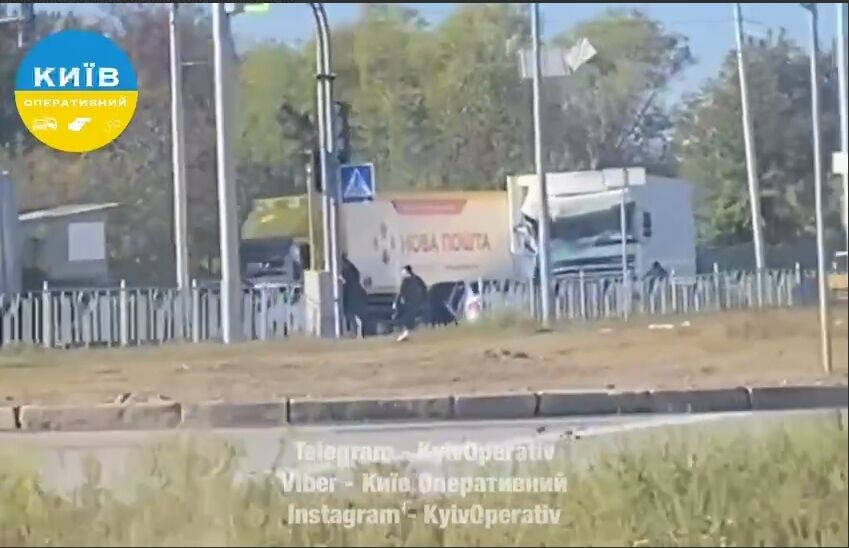 У Києві на вулиці Заболотного сталась масштабна ДТП: виник великий затор. Відео dqxikeidqxidqrant