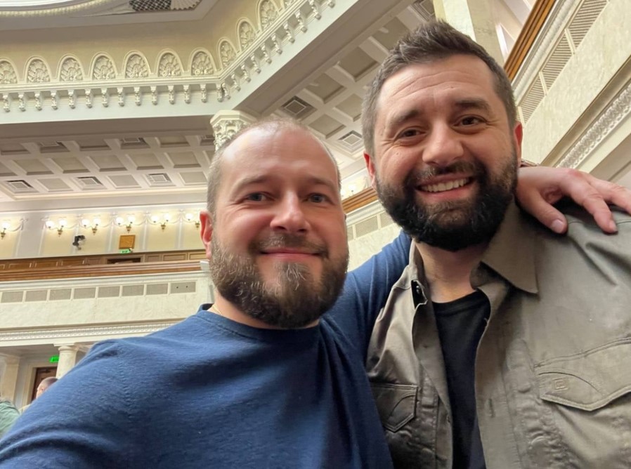 Негласний головний лобіст УПЦ МП в монобільшості Артем Культенко (ліворуч) зміг знайти спільну мову з головою фракції «Слуга народу» Давидом Арахамією