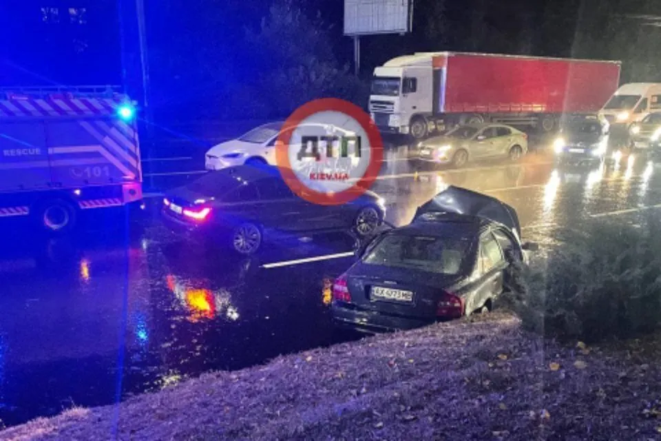 У Києві трапилася ДТП на Голосіївському проспекті: рух перекрито. Фото