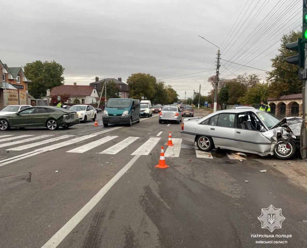 Під Києвом п’яний водій Opel протаранив легковик та в’їхав у стовп. Фото dqxikeidqxidqrant