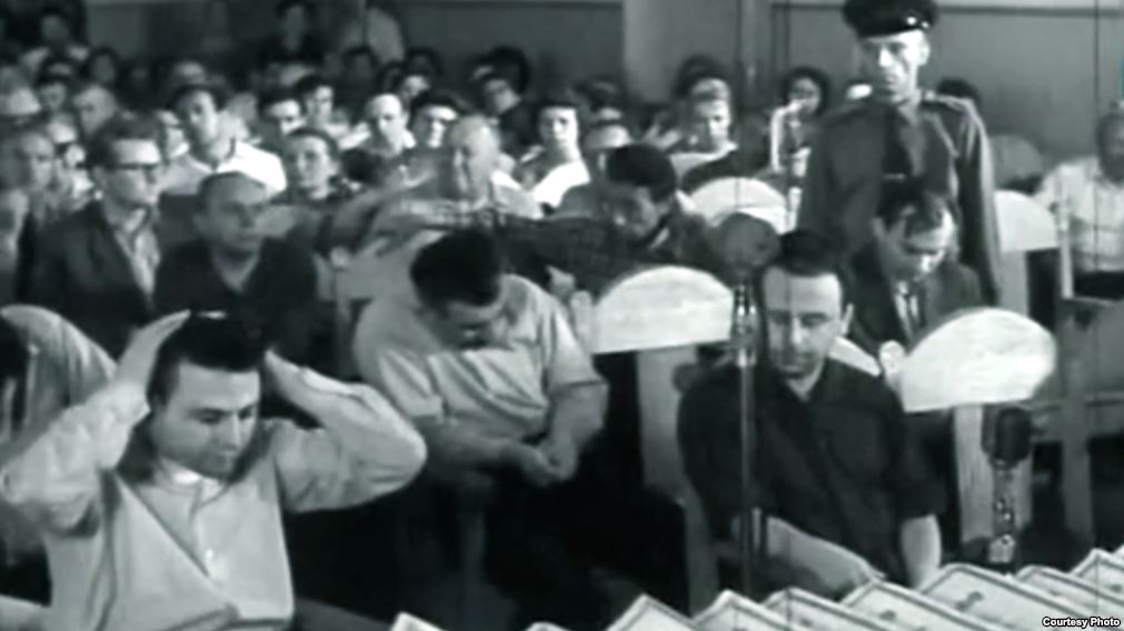 СУД ДОШЕЛ: Фарцовщиков Владислава Файбишенко (слева на переднем плане), Яна Рокотова (справа) и их подельника Дмитрия Яковлева с третьей попытки осудили по расстрельной статье/Фото DR