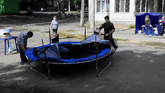 Один из кандидатов в Одесский горсовет «подкупала» овощами своих избирателей - Copyright https://news.pn