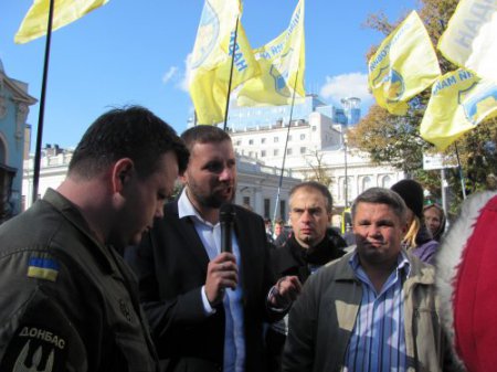 Народные депутаты Семен Семенченко и Владимир Парасюк пообещали сделать все от них зависящее, дабы нелегальные обменники были закрыты. Народные депутаты Семен Семенченко и Владимир Парасюк пообещали сделать все от них зависящее, дабы нелегальные обменники были закрыты.