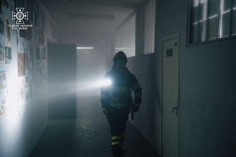 В Киеве произошел пожар в художественной школе: из здания эвакуировали 150 детей. Фото dqxikeidqxidqrant