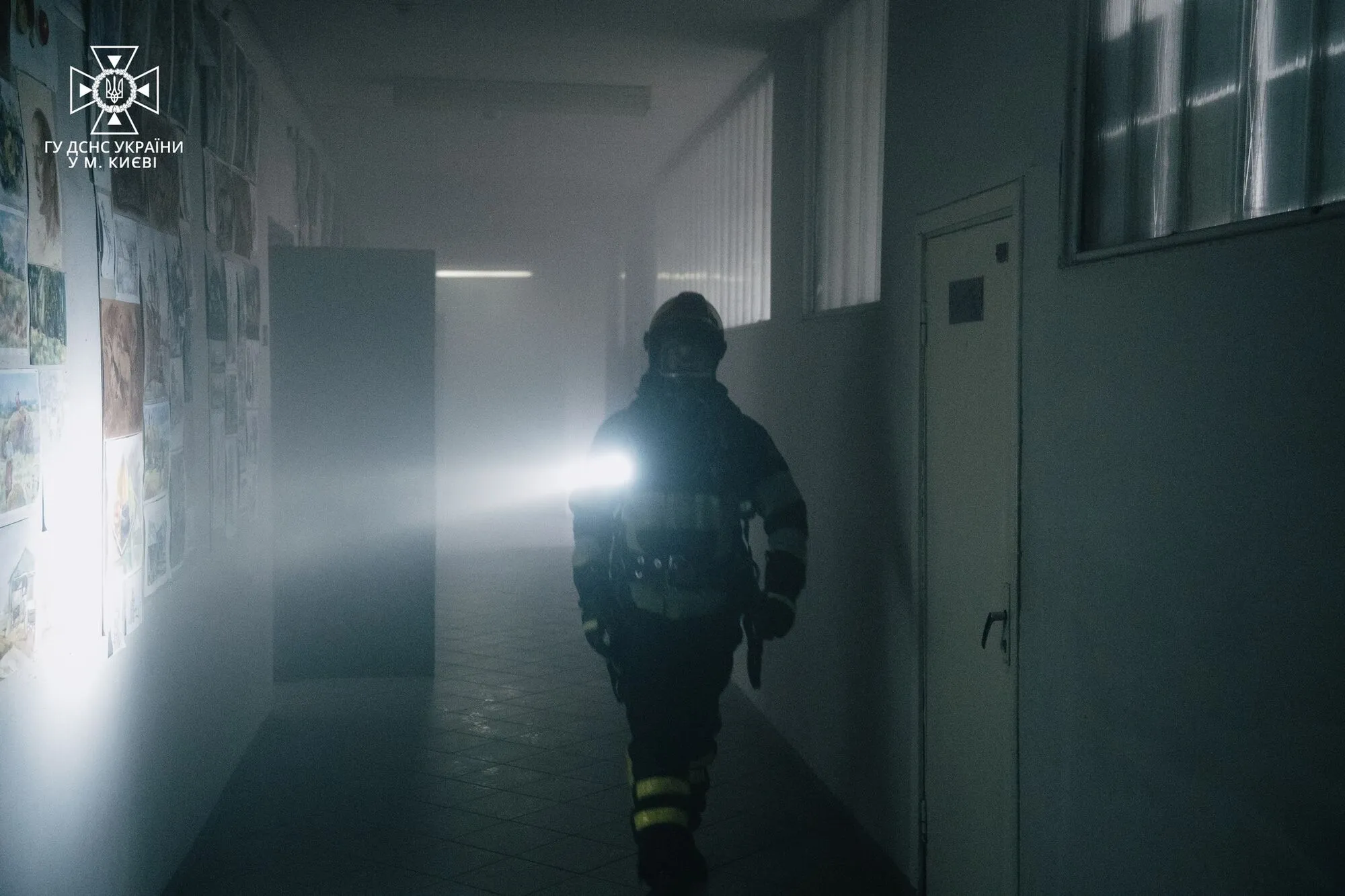 У Києві сталась пожежа в художній школі: з будівлі евакуювали 150 дітей. Фото dqxikeidqxidqrant