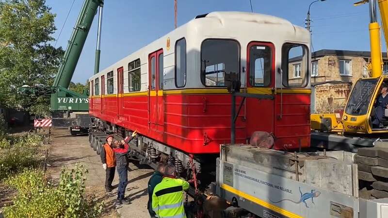 До Києва прибула чергова партія вагонів метро від варшавської підземки. Відео
