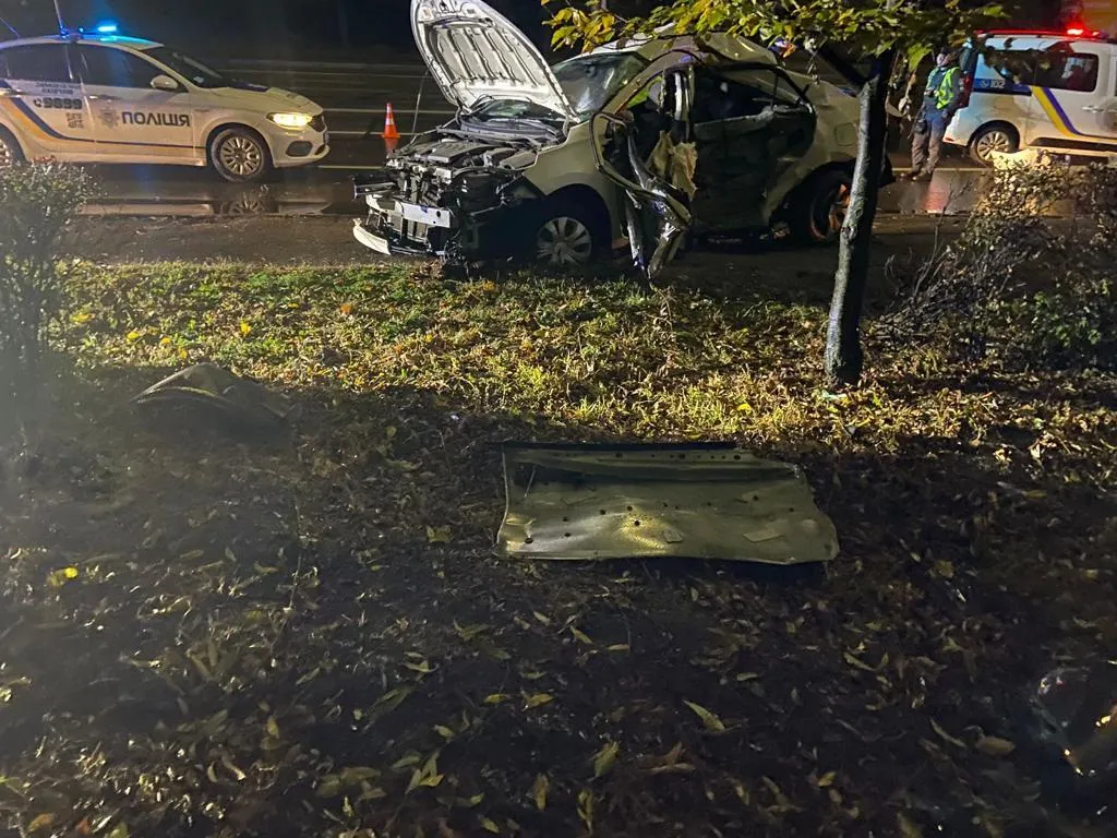 У Києві легковик на швидкості в’їхав у стовп: подробиці смертельної ДТП. Фото