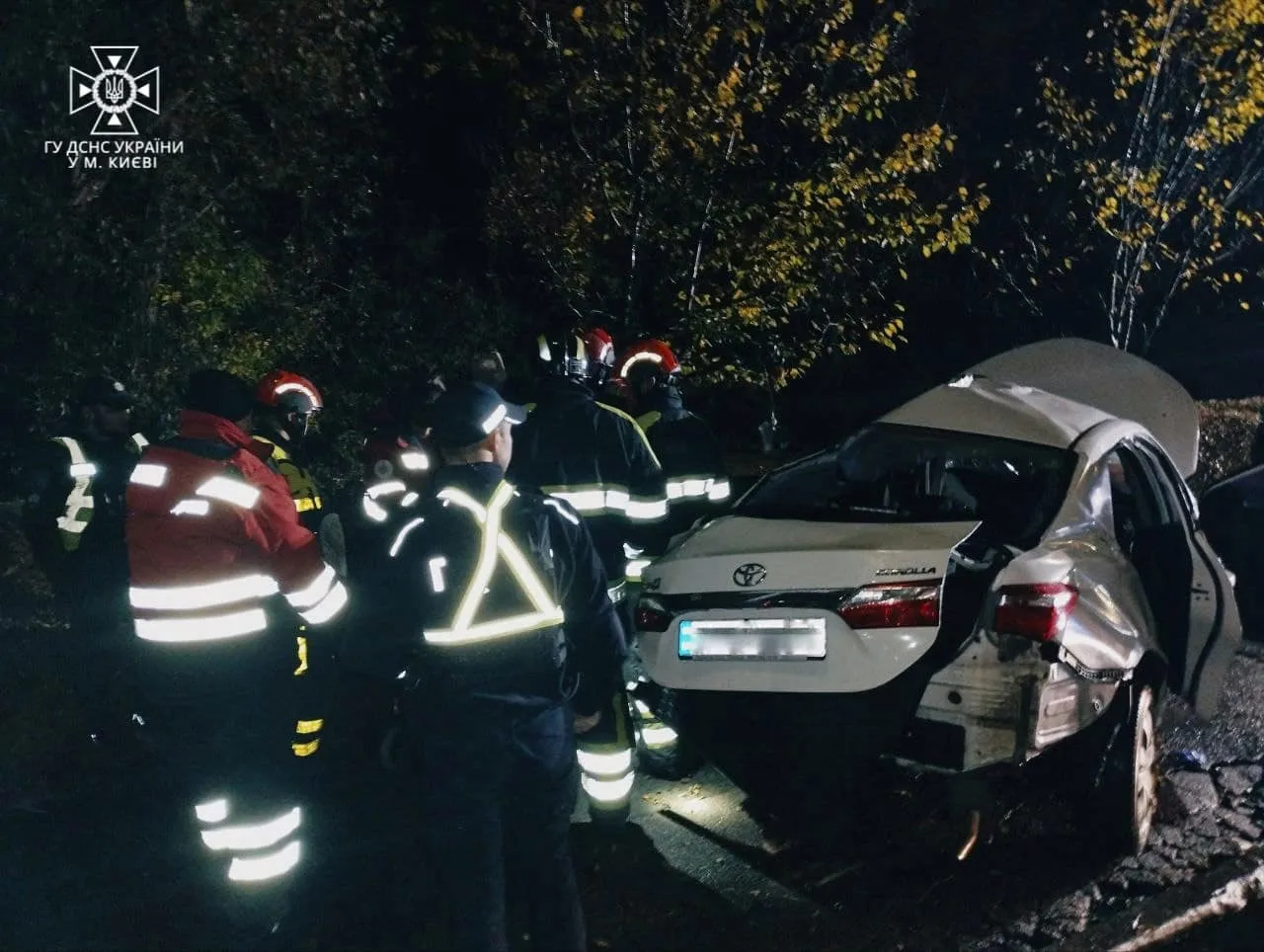 У Києві легковик на швидкості в’їхав у стовп: подробиці смертельної ДТП. Фото