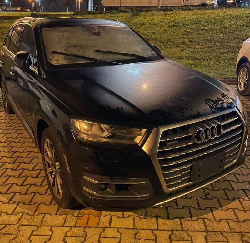 преміальні авто, кросовери преміум класу, гуманітарна допомога, Audi Q7, BMW X5, Porsche Cayenne