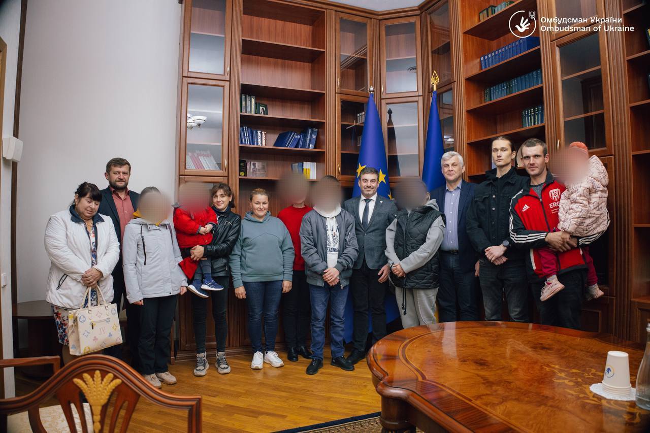 Ще чотирьох викрадених Росією дітей вдалося повернути додому. Фото й відео зустрічі