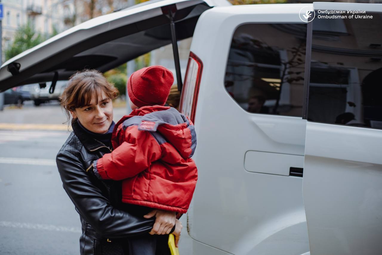 Ще чотирьох викрадених Росією дітей вдалося повернути додому. Фото й відео зустрічі