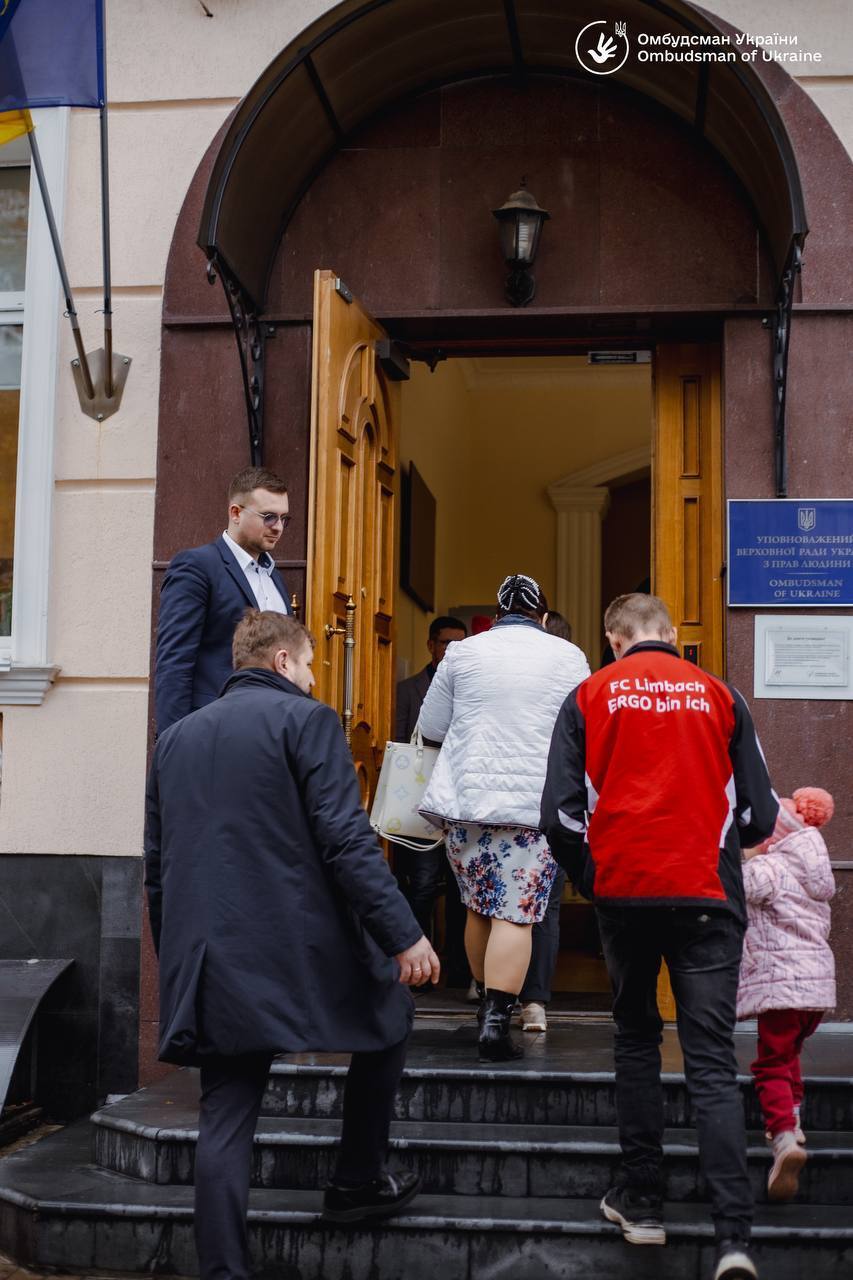 Ще чотирьох викрадених Росією дітей вдалося повернути додому. Фото й відео зустрічі