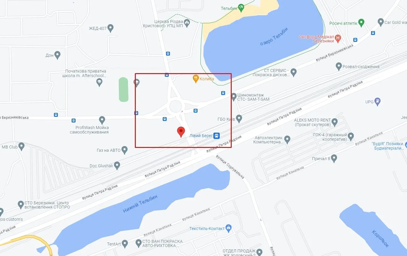 У Києві автобус протаранив вантажівку та легковик: одну з машин відкинуло на пішохода. Відео dqxikeidqxidqrant